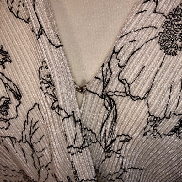 Women’s Astr the label ivory black floral top - Picture 10 of 11